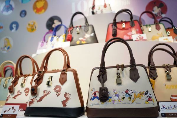 サマンサほか人気ブランドアイテムが勢揃い　ディズニーグッズイベント「Disney100 THE MARKET」レポート