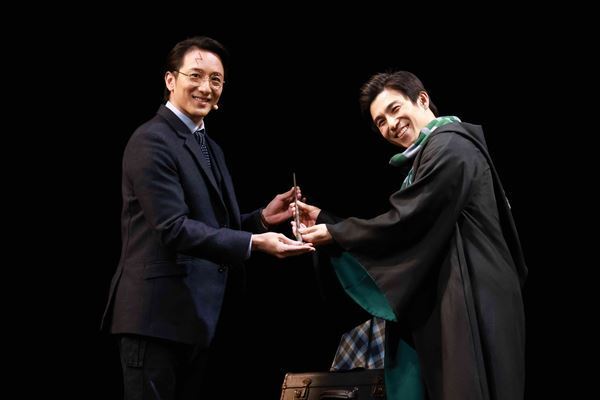 舞台『ハリポタ』中尾明慶＆永尾柚乃が春の応援大使に　大貫勇輔から杖の贈呈も