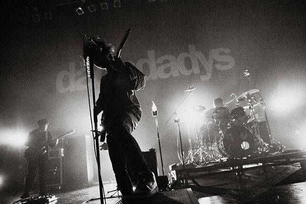 【ライブレポート】the dadadadys、対バンツアーファイナルでキュウソと競演「今日のライブ、よく目に焼きつけておけよ！」