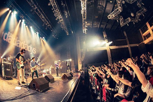 【ライブレポート】the dadadadys、対バンツアーファイナルでキュウソと競演「今日のライブ、よく目に焼きつけておけよ！」