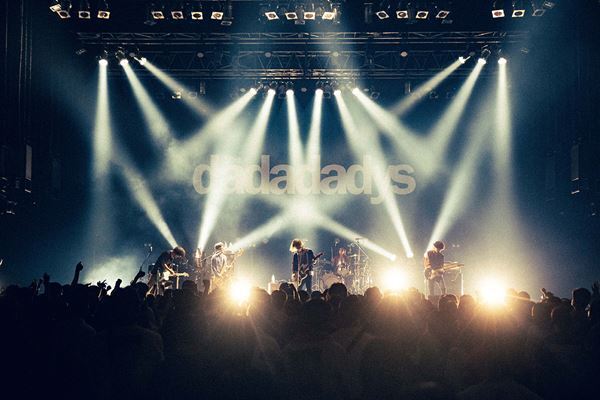 【ライブレポート】the dadadadys、対バンツアーファイナルでキュウソと競演「今日のライブ、よく目に焼きつけておけよ！」