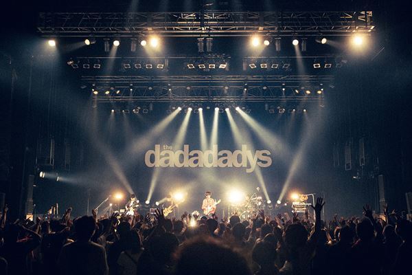 【ライブレポート】the dadadadys、対バンツアーファイナルでキュウソと競演「今日のライブ、よく目に焼きつけておけよ！」