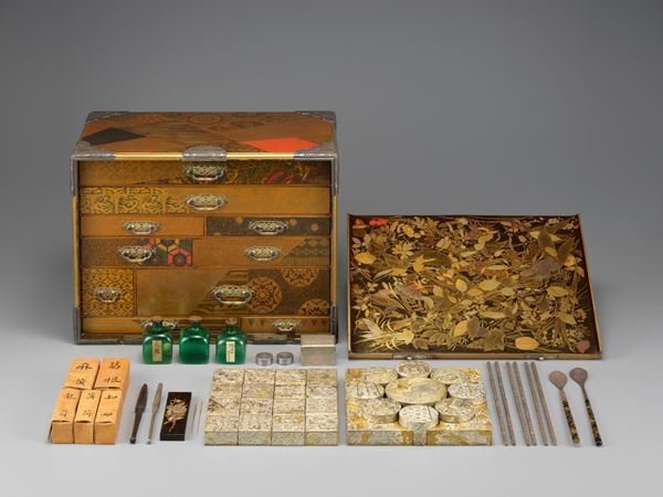 『百草蒔絵薬箪笥と飯塚桃葉』根津美術館で　100種の草虫を蒔絵で描いた薬箪笥を中心に18世紀後半の博物学と美術の様相にも迫る