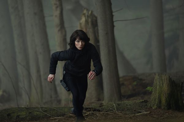 マイルズ・テラー、アニャ・テイラー＝ジョイ共演『深い谷の間に』予告編映像＆新ポスター公開