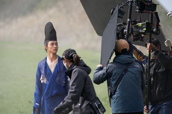 山﨑賢人と染谷将太が撮影を振り返る『陰陽師0』メイキング写真公開　監督と談笑するカットも