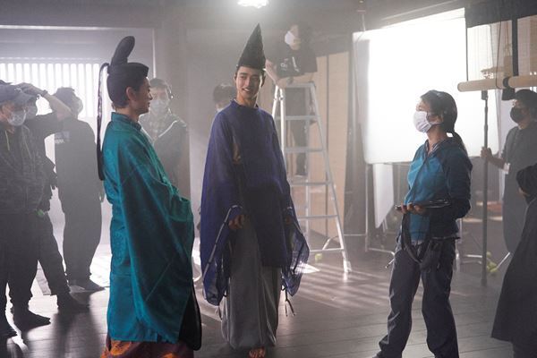 山﨑賢人と染谷将太が撮影を振り返る『陰陽師0』メイキング写真公開　監督と談笑するカットも