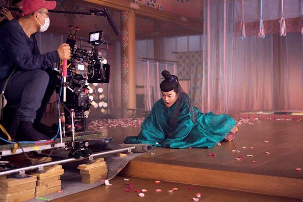 山﨑賢人と染谷将太が撮影を振り返る『陰陽師0』メイキング写真公開　監督と談笑するカットも