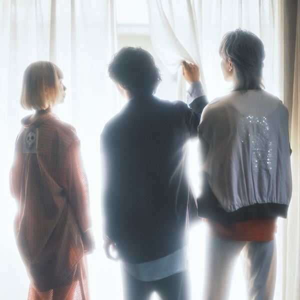 ギターレス3ピースバンド・ココラシカ、新曲「最後の花火」のMV公開