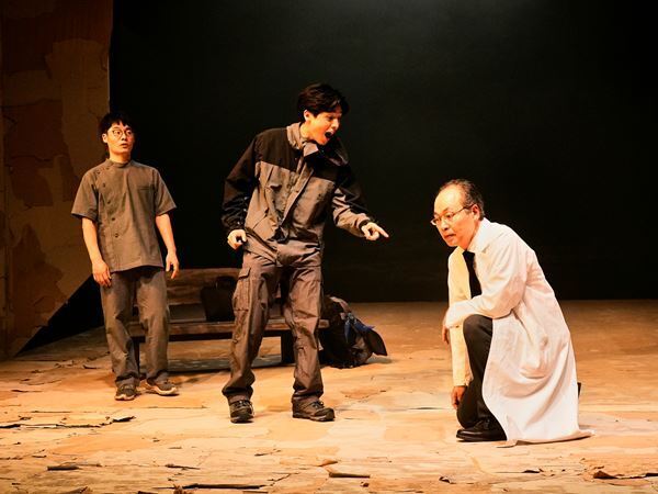 横山拓也による不条理劇『う蝕』開幕　初日コメント＆舞台写真公開