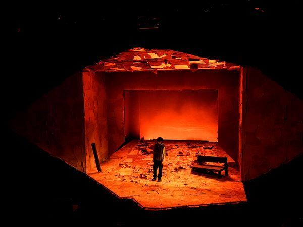 横山拓也による不条理劇『う蝕』開幕　初日コメント＆舞台写真公開