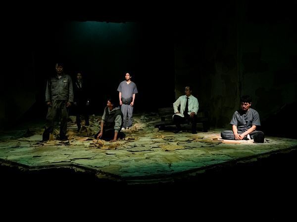 横山拓也による不条理劇『う蝕』開幕　初日コメント＆舞台写真公開