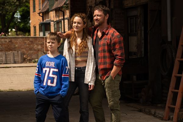 ジェームズ・マカヴォイが「ノー！」 『スピーク・ノー・イーブル』家族の異常性が垣間見える本編映像公開