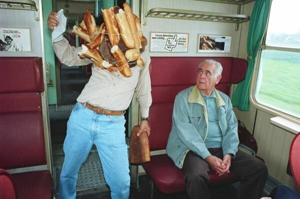 折元立身《パフォーマンス：パン人間電車の旅》1992年作家蔵提供：アートママファウンデーション