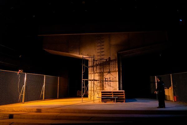 五戸真理枝が演出した演劇『どん底』、新国デジタルシアターにて無料配信決定