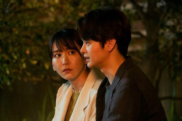 『違国日記』新垣結衣が突然女子高生の姪を引き取る小説家役に！【おとなの映画ガイド】