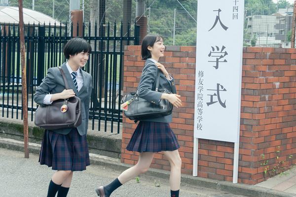 『違国日記』新垣結衣が突然女子高生の姪を引き取る小説家役に！【おとなの映画ガイド】