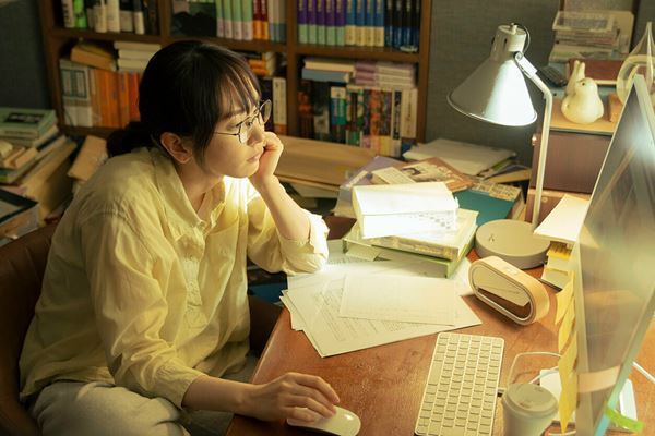 『違国日記』新垣結衣が突然女子高生の姪を引き取る小説家役に！【おとなの映画ガイド】