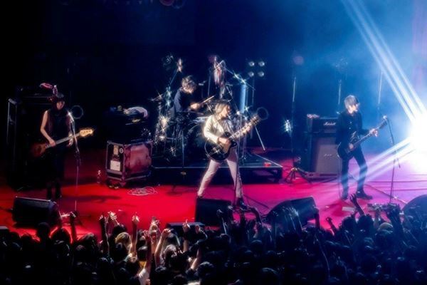 a flood of circle、ツーマンファイナルは盟友UNISON SQUARE GARDENと激突【ライブレポート】