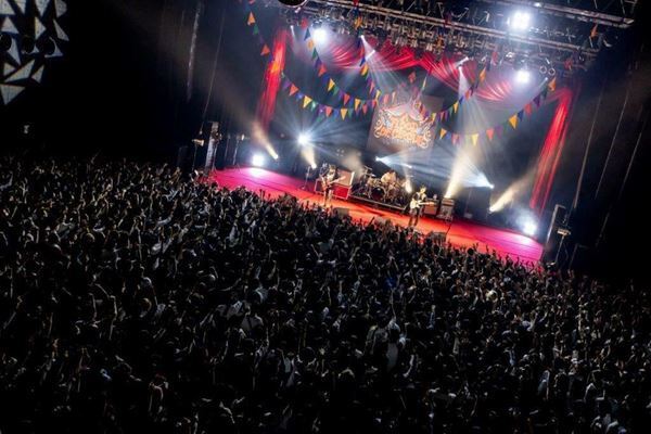 a flood of circle、ツーマンファイナルは盟友UNISON SQUARE GARDENと激突【ライブレポート】