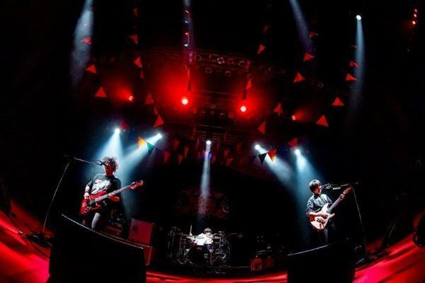 a flood of circle、ツーマンファイナルは盟友UNISON SQUARE GARDENと激突【ライブレポート】