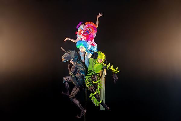 ひびのこづえの造形的コスチュームが楽しい、極上のダンス体験！　東京芸術劇場で開催、TACTダンス