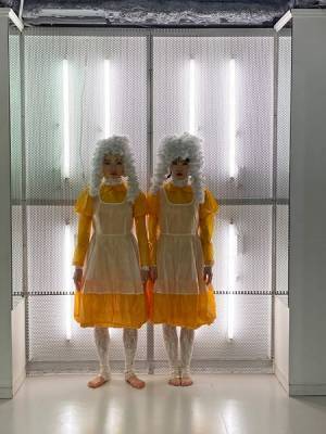 ひびのこづえの造形的コスチュームが楽しい、極上のダンス体験！　東京芸術劇場で開催、TACTダンス