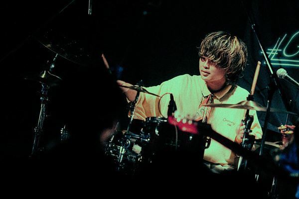 【ライブレポート】『Grasshopper vol.5』bokula.×クジラ夜の街、かき鳴らす音の衝撃と唯一無二の世界観。観客を魅了した同世代2バンドの初ツーマンイベント