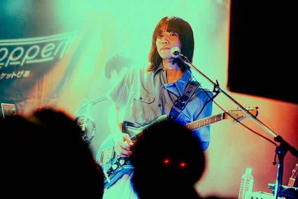 【ライブレポート】『Grasshopper vol.5』bokula.×クジラ夜の街、かき鳴らす音の衝撃と唯一無二の世界観。観客を魅了した同世代2バンドの初ツーマンイベント