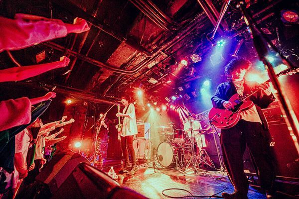 【ライブレポート】『Grasshopper vol.5』bokula.×クジラ夜の街、かき鳴らす音の衝撃と唯一無二の世界観。観客を魅了した同世代2バンドの初ツーマンイベント