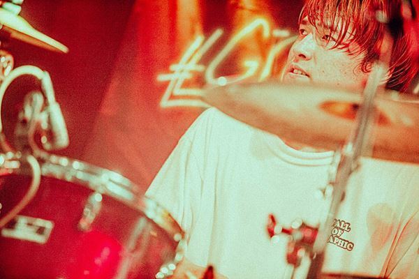 【ライブレポート】『Grasshopper vol.5』bokula.×クジラ夜の街、かき鳴らす音の衝撃と唯一無二の世界観。観客を魅了した同世代2バンドの初ツーマンイベント