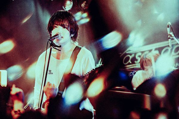 【ライブレポート】『Grasshopper vol.5』bokula.×クジラ夜の街、かき鳴らす音の衝撃と唯一無二の世界観。観客を魅了した同世代2バンドの初ツーマンイベント