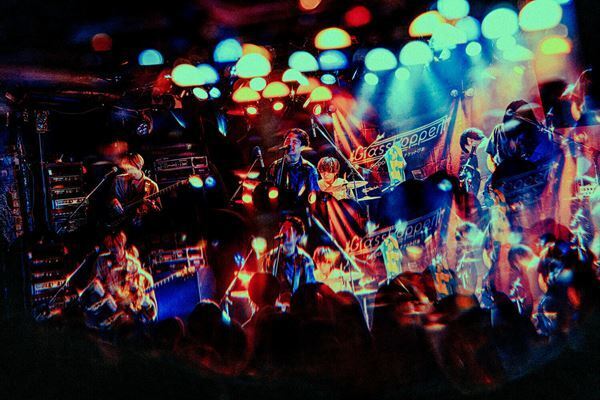 【ライブレポート】『Grasshopper vol.5』bokula.×クジラ夜の街、かき鳴らす音の衝撃と唯一無二の世界観。観客を魅了した同世代2バンドの初ツーマンイベント