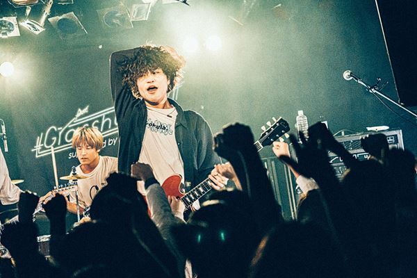 【ライブレポート】『Grasshopper vol.5』bokula.×クジラ夜の街、かき鳴らす音の衝撃と唯一無二の世界観。観客を魅了した同世代2バンドの初ツーマンイベント