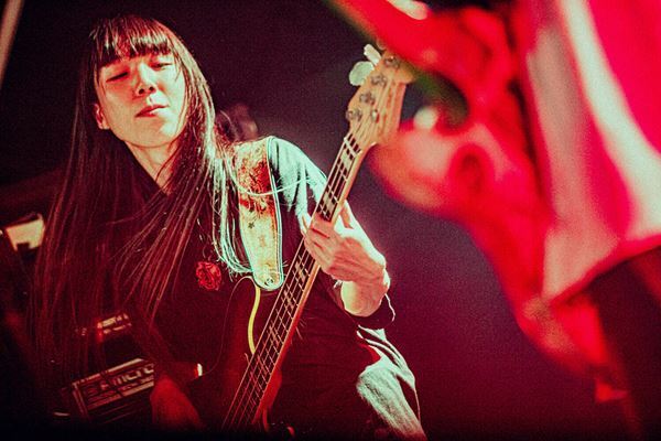 【ライブレポート】『Grasshopper vol.5』bokula.×クジラ夜の街、かき鳴らす音の衝撃と唯一無二の世界観。観客を魅了した同世代2バンドの初ツーマンイベント