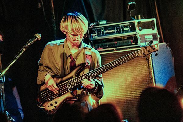 【ライブレポート】『Grasshopper vol.5』bokula.×クジラ夜の街、かき鳴らす音の衝撃と唯一無二の世界観。観客を魅了した同世代2バンドの初ツーマンイベント