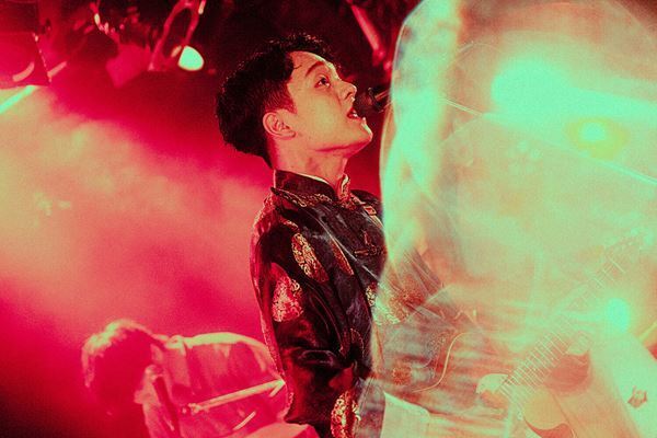 【ライブレポート】『Grasshopper vol.5』bokula.×クジラ夜の街、かき鳴らす音の衝撃と唯一無二の世界観。観客を魅了した同世代2バンドの初ツーマンイベント