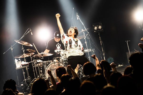 怒髪天×清春、偽りなき音楽を放つ2組が1年越しツーマンライブ開催「生きてまた会おう！」