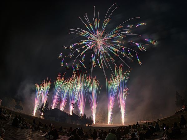 富士山、桜、花火を一度に堪能。The 絶景花火シリーズ『Mt.Fuji 2023』が4月に開催