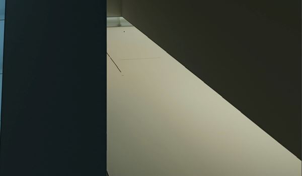 『玉山拓郎：FLOOR』豊田市美術館で　5つの展示室にまたがりひとつのインスタレーション作品を展開