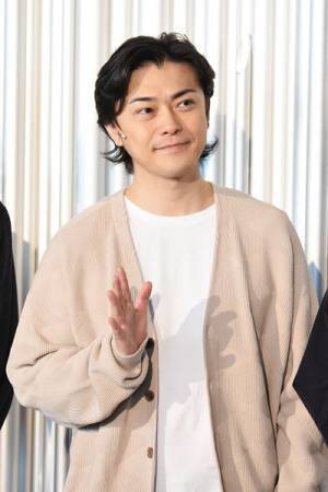 丸山隆平「芸能記者のイメージが変わった」新作舞台『ハザカイキ』開幕