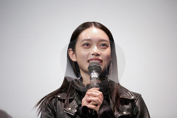 髙石あかり、伊澤彩織、濱田龍臣らが撮影の裏話を語る『ベイビーわるきゅーれ 2ベイビー』完成披露上映会レポート