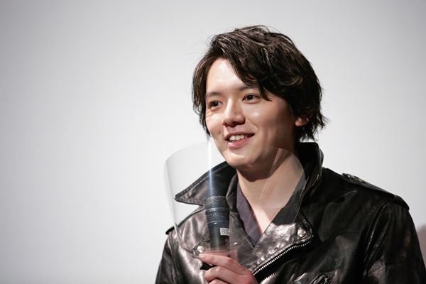 髙石あかり、伊澤彩織、濱田龍臣らが撮影の裏話を語る『ベイビーわるきゅーれ 2ベイビー』完成披露上映会レポート