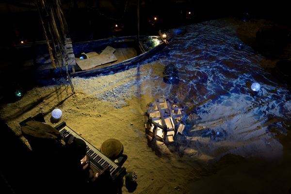 KAATの劇場空間を使った展示シリーズ第9回は美術作家 ・南条嘉毅によるインスタレーション