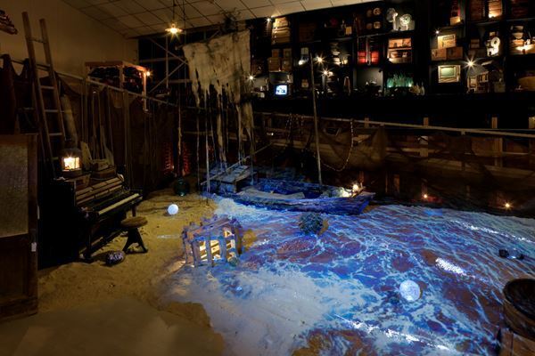 KAATの劇場空間を使った展示シリーズ第9回は美術作家 ・南条嘉毅によるインスタレーション