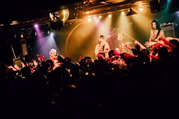 35.7×チョーキューメイ×ブランデー戦記、大きな挑戦を控えた若手バンドマンたちへ大歓声が巻き起こる夜【ライブレポート】