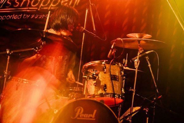 35.7×チョーキューメイ×ブランデー戦記、大きな挑戦を控えた若手バンドマンたちへ大歓声が巻き起こる夜【ライブレポート】