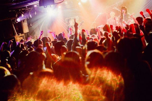 35.7×チョーキューメイ×ブランデー戦記、大きな挑戦を控えた若手バンドマンたちへ大歓声が巻き起こる夜【ライブレポート】