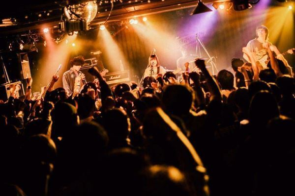 35.7×チョーキューメイ×ブランデー戦記、大きな挑戦を控えた若手バンドマンたちへ大歓声が巻き起こる夜【ライブレポート】