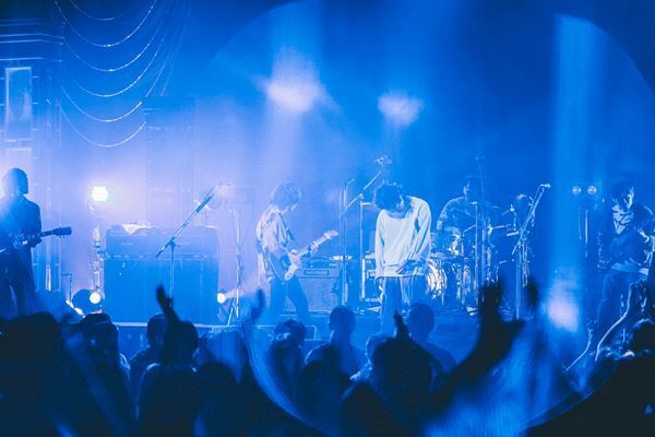 フレデリック×須田景凪、シーン最前線を走る2組のオフィシャルライブレポ到着「またいつかやりましょう」