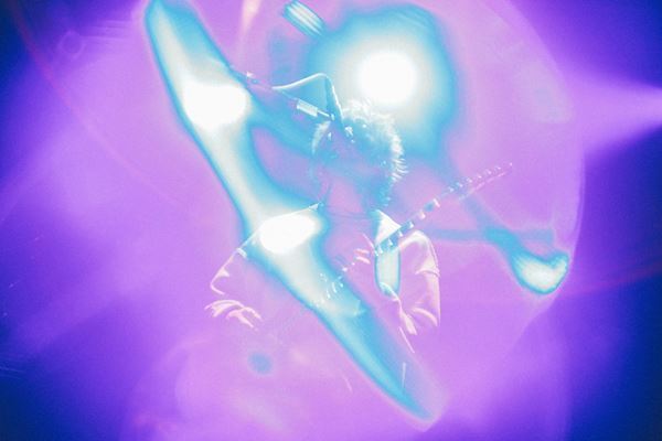 フレデリック×須田景凪、シーン最前線を走る2組のオフィシャルライブレポ到着「またいつかやりましょう」